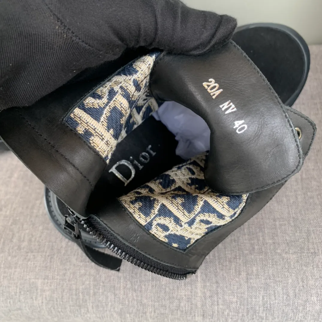 [DIOR] Top P: 920💰 Number of yards: 39~44 (38.45 custom-made, non-refundable) Dior Dior~ Winter series, original 1:1 development Casual men's leather shoes Made with heavy investment, shoes and boots are made of imported cowhide + imported Dior special fabric Not easily deformed black cowhide lining Dior large hardware inlay Original TPU vacuum outsole, black cowhide Black open edge beads Military green suede Black suede Khaki suede leather is crafted by a large factory, and the perfect product is only prepared for you who know your taste! Any comparisons are welcome.
